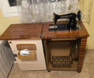Máquina de coser Alfa con mueble