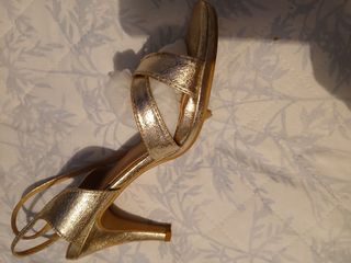 Sandalias doradas tacón fino
