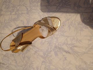 Sandalias doradas tacón fino