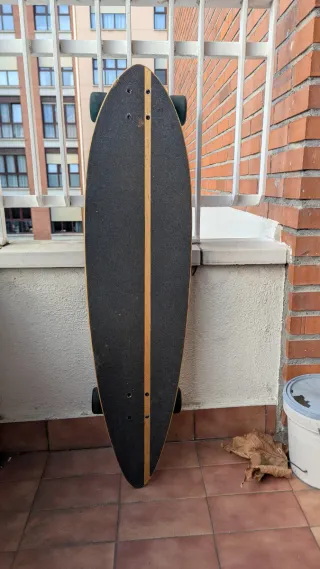 Longboard con diseño de flores y rayas
