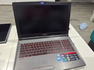 Portátil MSI Gris y Rojo