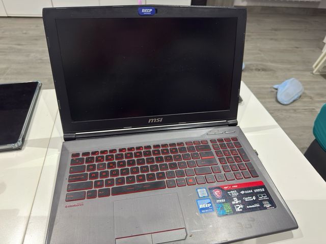 Portátil MSI Gris y Rojo