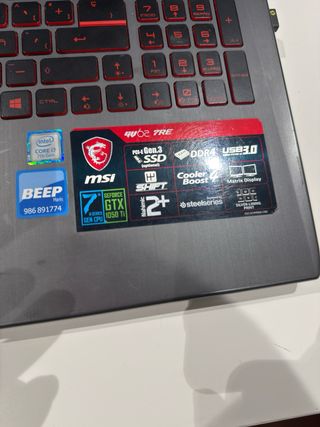 Portátil MSI Gris y Rojo