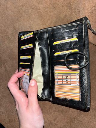 Cartera de piel negra con botón