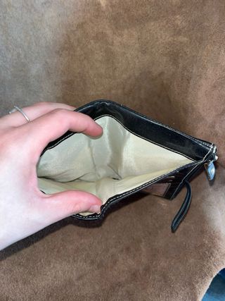 Cartera de piel negra con botón