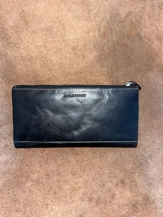 Cartera de piel negra con botón