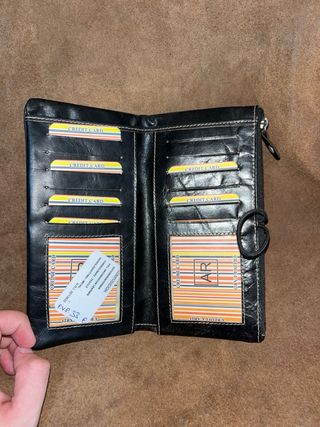 Cartera de piel negra con botón
