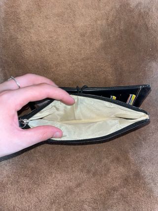 Cartera de piel negra con botón