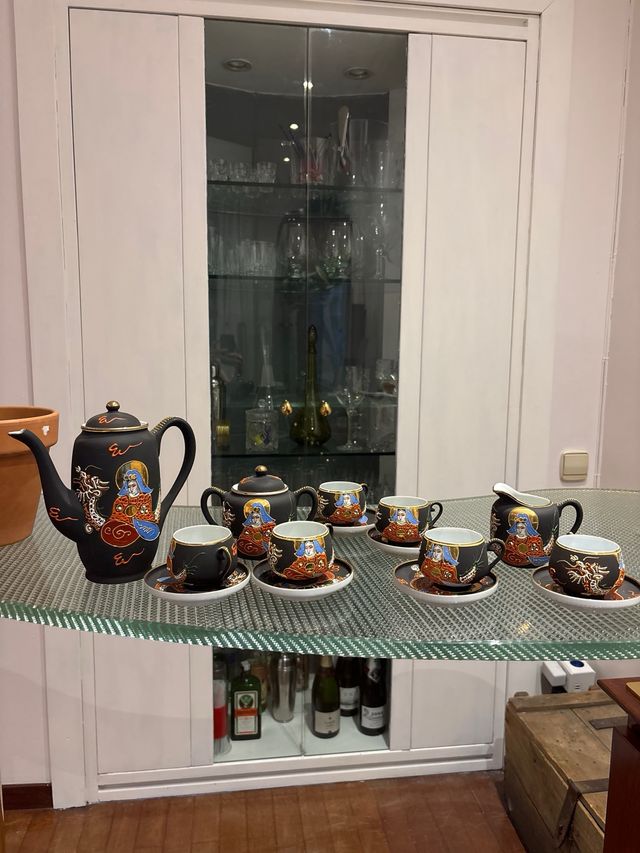 Juego de té negro mate con detalles dorados 