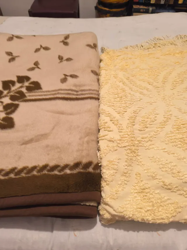 Manta, colcha y una toalla de ducha sin estrenar.