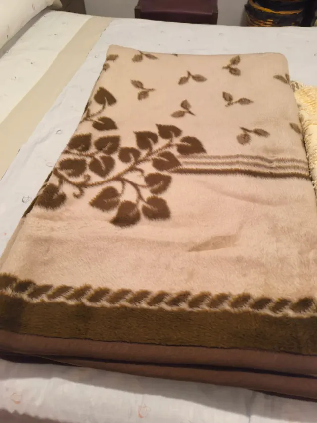 Manta, colcha y una toalla de ducha sin estrenar.