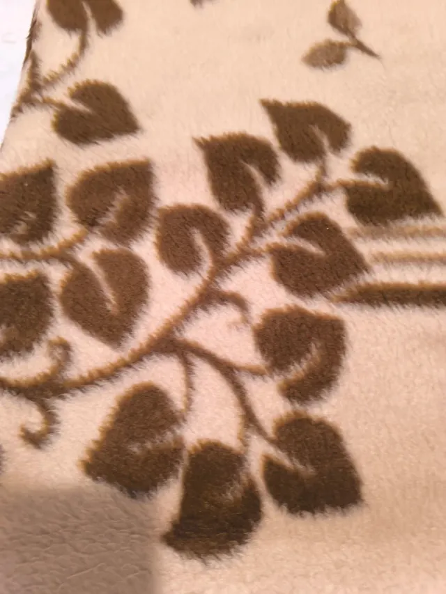 Manta, colcha y una toalla de ducha sin estrenar.