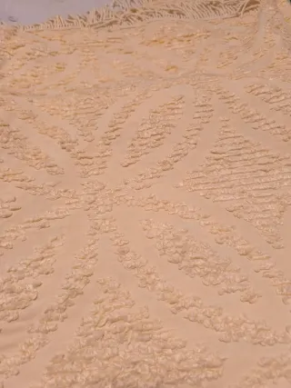 Manta, colcha y una toalla de ducha sin estrenar.