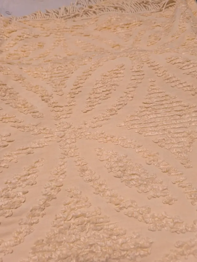 Manta, colcha y una toalla de ducha sin estrenar.