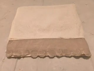 Manta, colcha y una toalla de ducha sin estrenar.