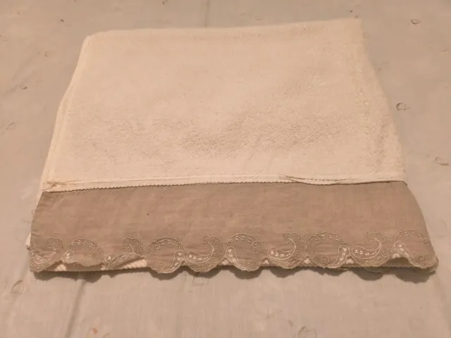 Manta, colcha y una toalla de ducha sin estrenar.