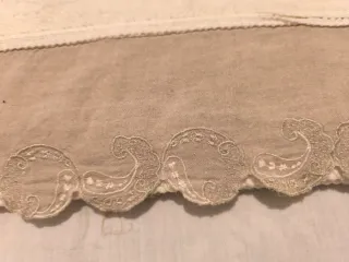 Manta, colcha y una toalla de ducha sin estrenar.