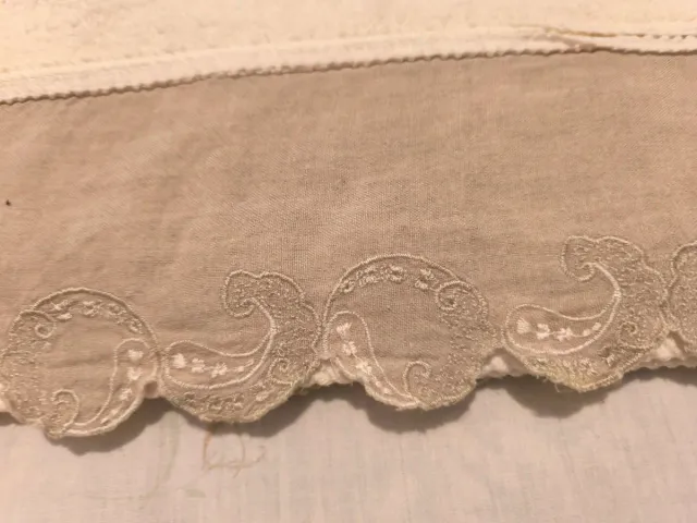 Manta, colcha y una toalla de ducha sin estrenar.