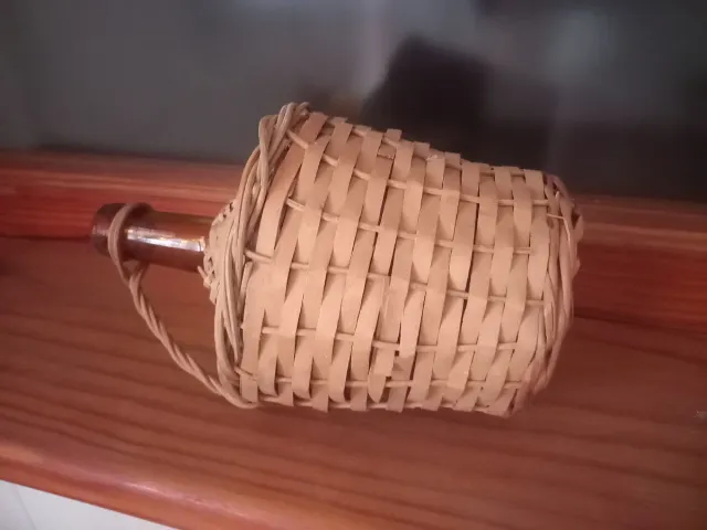 Botella de cristal 2 litros con funda de mimbre