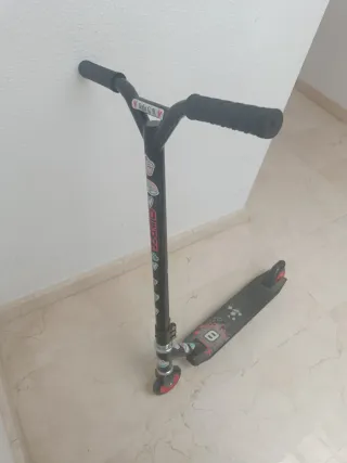 Patinete Scooter Negro con Pegatinas