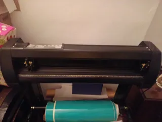 Plotter de corte negro y verde