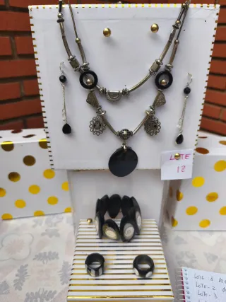 Conjunto de Joyas: Collar, Pendientes y Pulsera