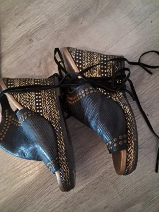 Sandalias con tachuelas y cordones de angel d guar