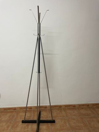 Perchero de pie metálico y madera