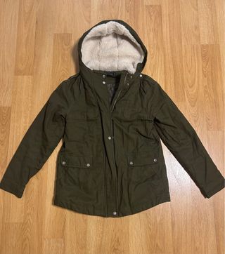 Cazadora verde con capucha forrada