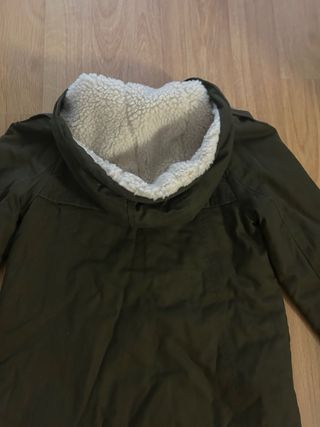 Cazadora verde con capucha forrada