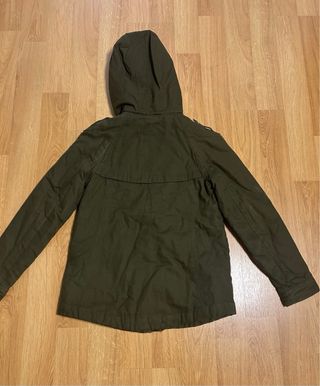 Cazadora verde con capucha forrada