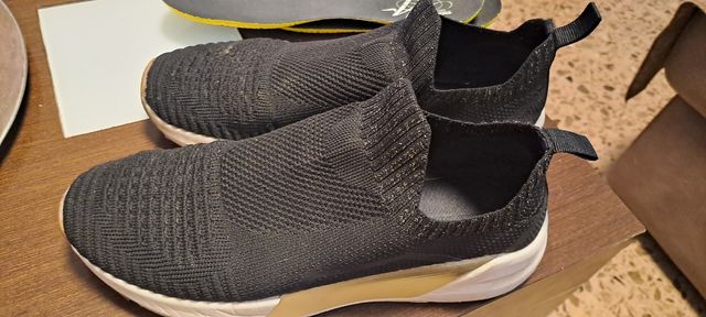 Zapatillas negras y sin cordones