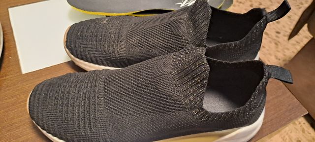 Zapatillas negras y sin cordones