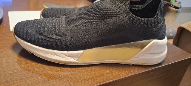 Zapatillas negras y sin cordones