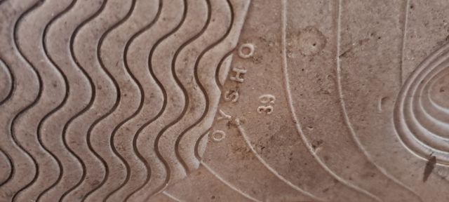 Zapatillas negras y sin cordones