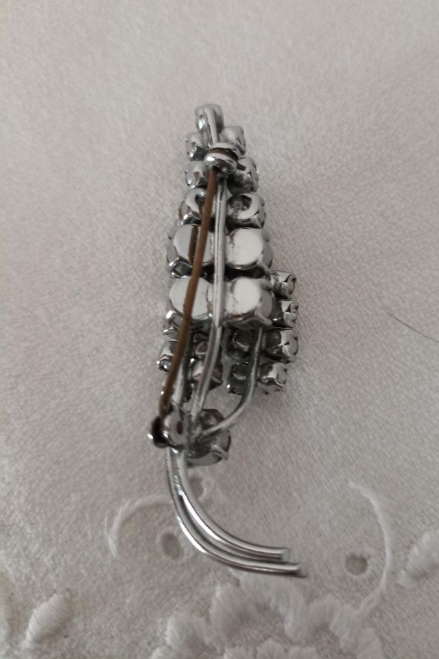 Broche Vintage con Cristales Plateados