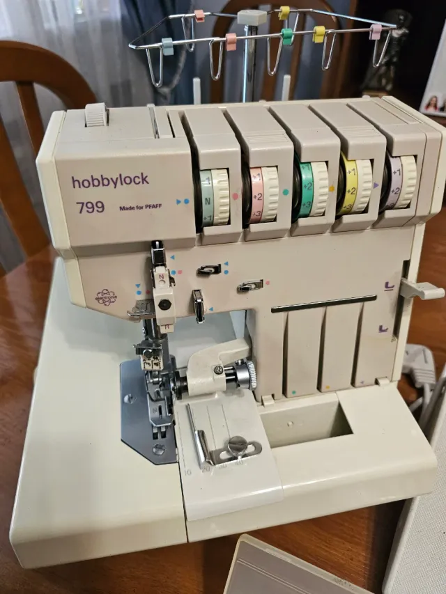 PFAFF HOBBYLOCK 799 Overlock Máquina