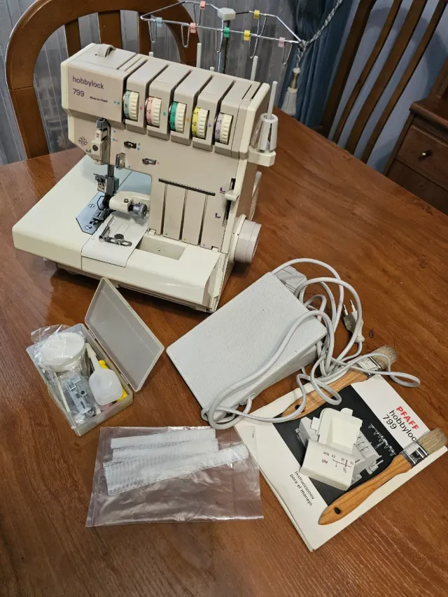 PFAFF HOBBYLOCK 799 Overlock Máquina