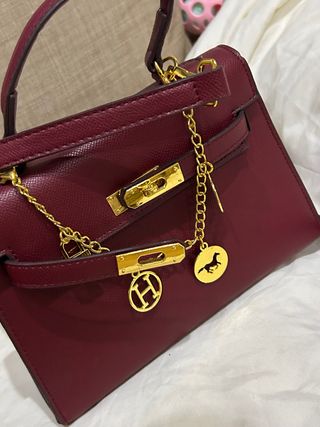 Bolso burdeos con detalles dorados