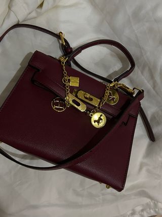 Bolso burdeos con detalles dorados