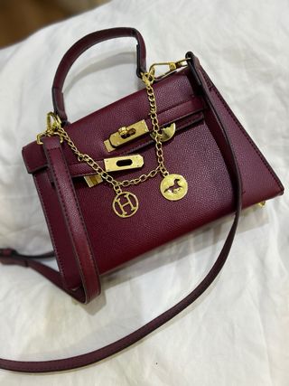 Bolso burdeos con detalles dorados