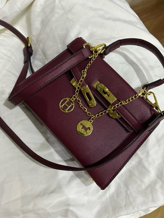 Bolso burdeos con detalles dorados