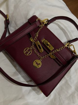 Bolso burdeos con detalles dorados