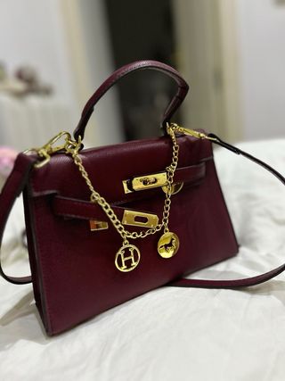 Bolso burdeos con detalles dorados