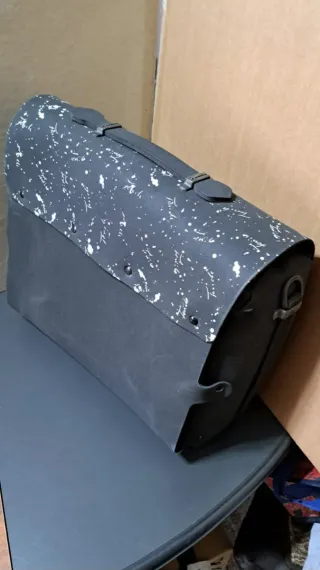 Borsa cartella tracolla nera con macchie bianche