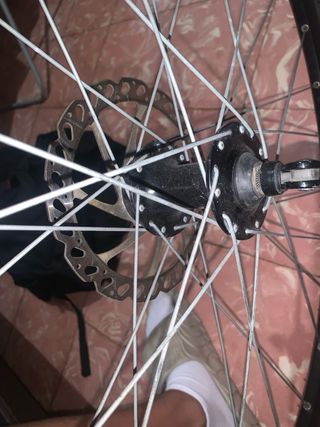 una rueda i el freno del desco