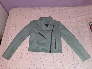 Cazadora ante verde
