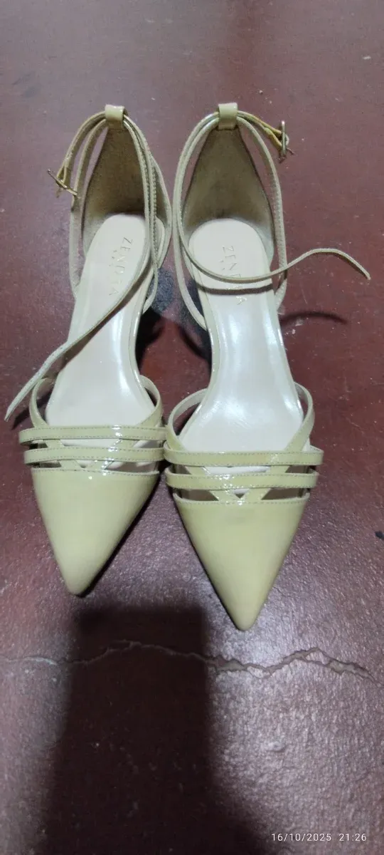 Tacones bajos  beige talla 37
