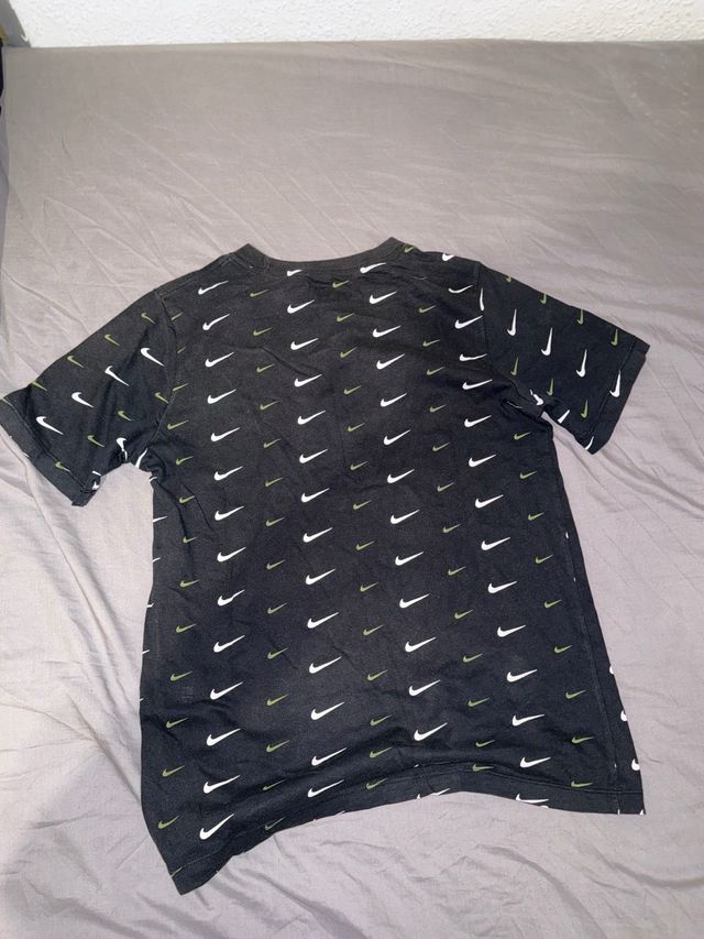 Camiseta Nike negra con estampado
