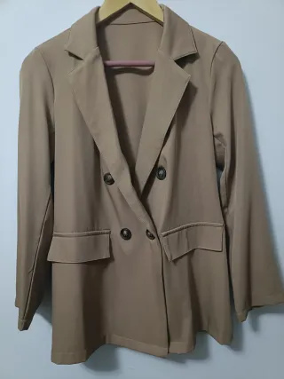 Blazer marrón claro de doble botonadura